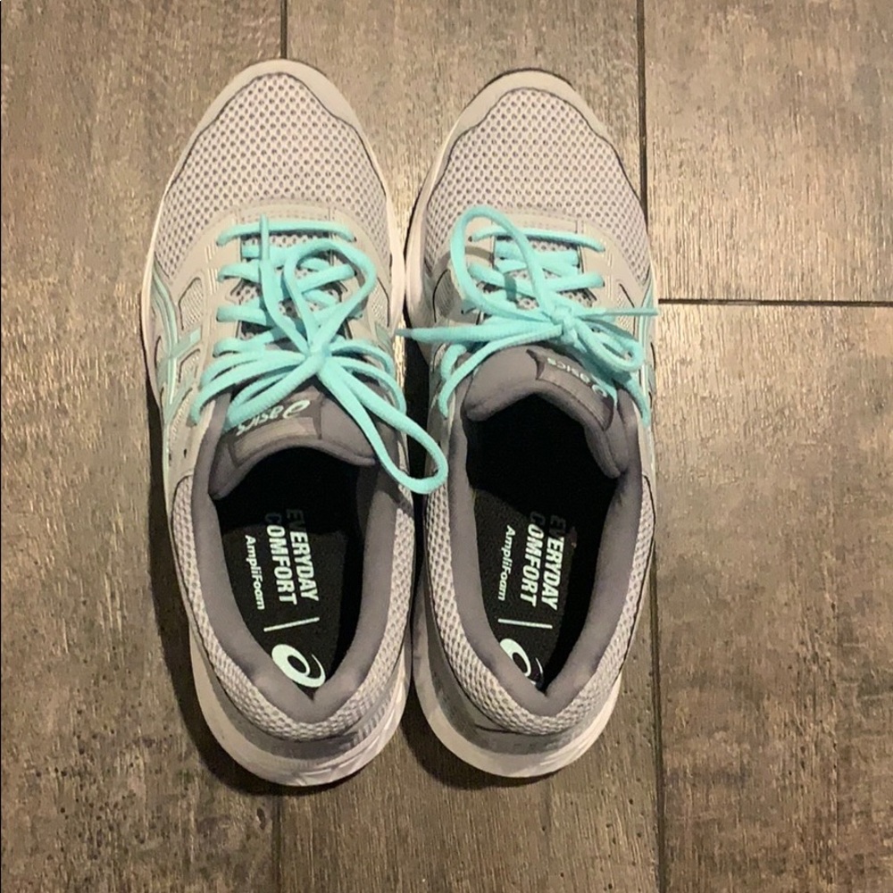 ASICS size 9 with AmpliFoam technology